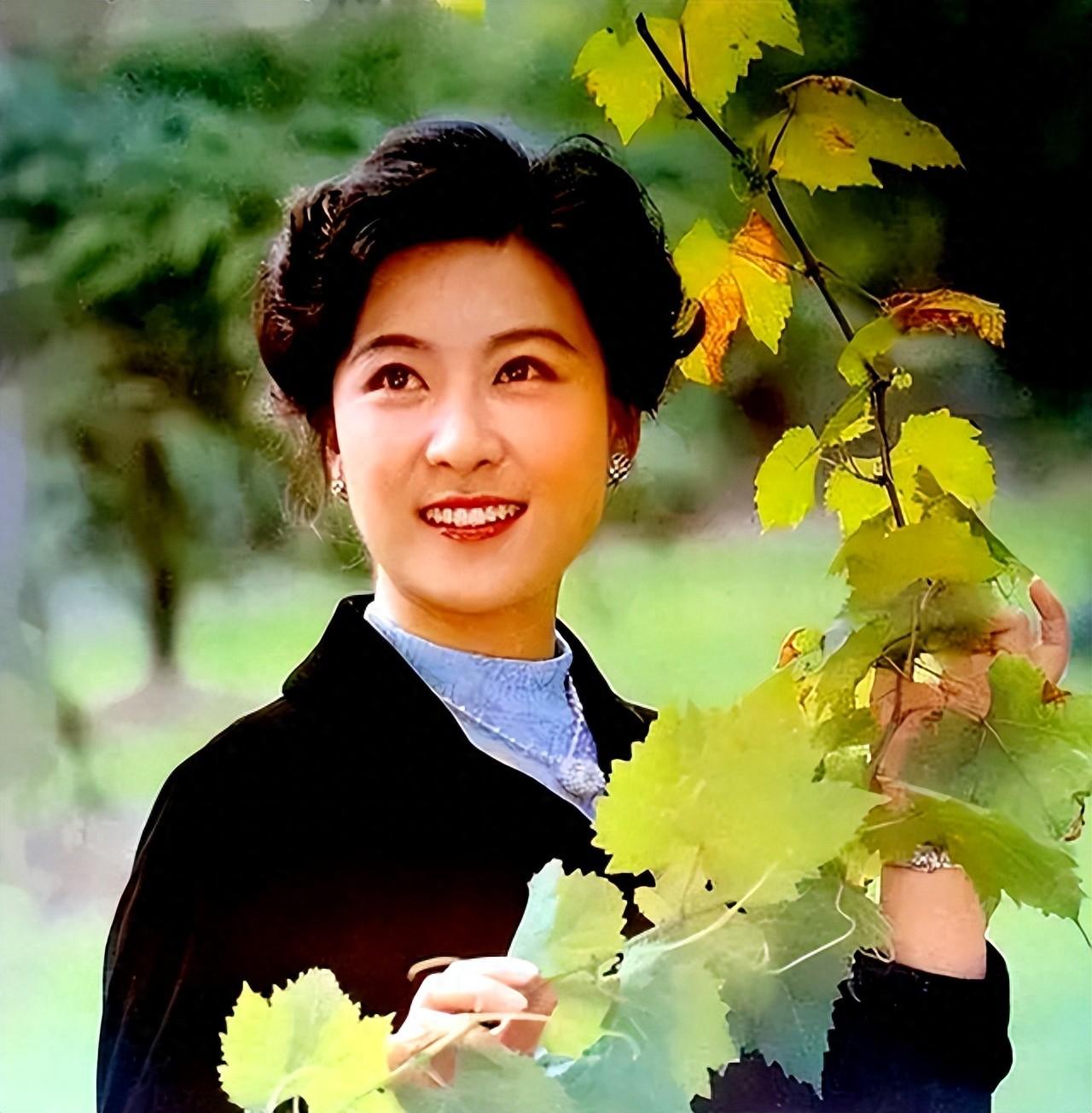 回顾王馥荔人漂亮演技好丈夫为娶她被开除今儿子王骁成骄傲