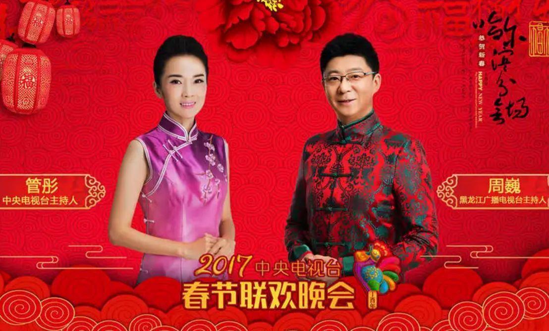 去年管彤的老公还帮她庆祝了50岁的生日,家庭幸福,儿子健康快乐,应该