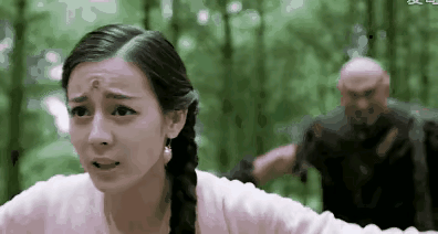 里桃花》中,凤九被坏人追杀的情节来说吧,迪丽热巴通过她的表情和动作