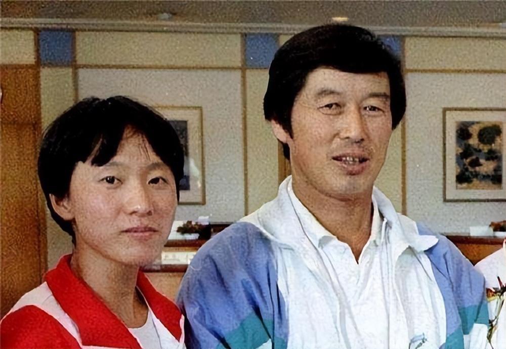 在这场运动会上王军霞碰到了他的第二任教练——马俊仁