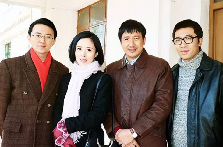 回顾演员颜丹晨嫁小4岁同行44岁高龄生子如今幸福美满