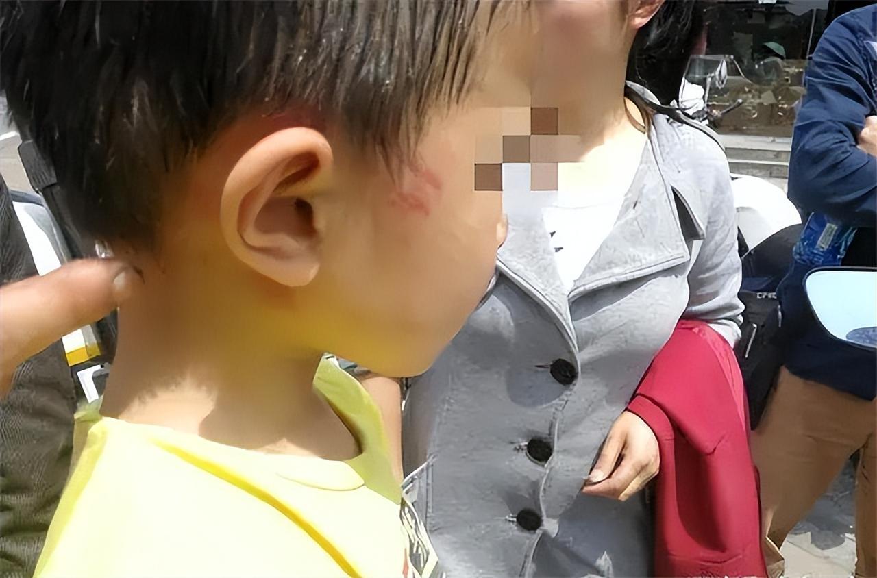 回顾:18年"熊孩子"公交车上脚踢男青年,遭对方抱摔,后悔不已