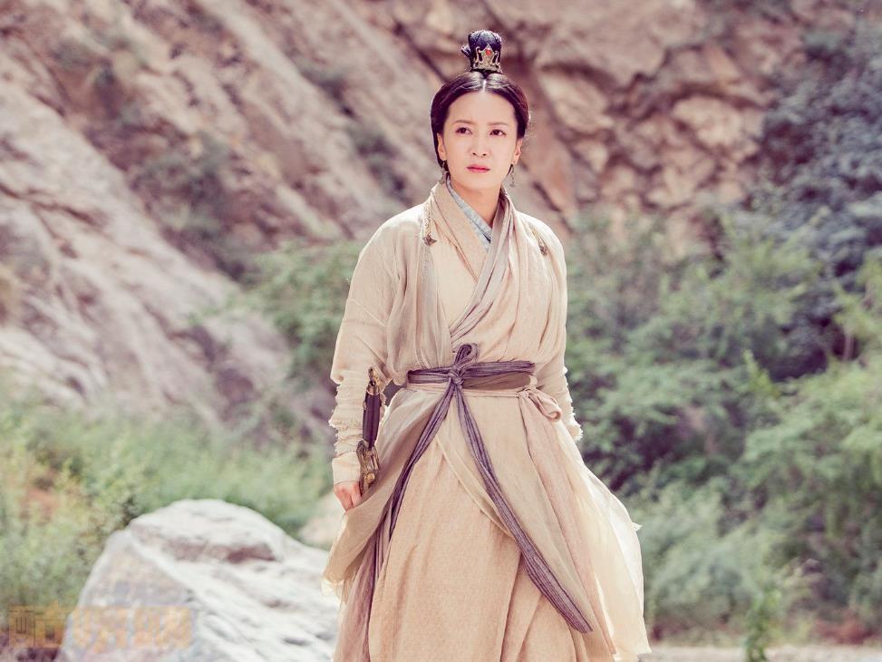 回顾演员胡小庭母亲瘫痪父亲截肢双亲离世后丈夫将她宠成宝