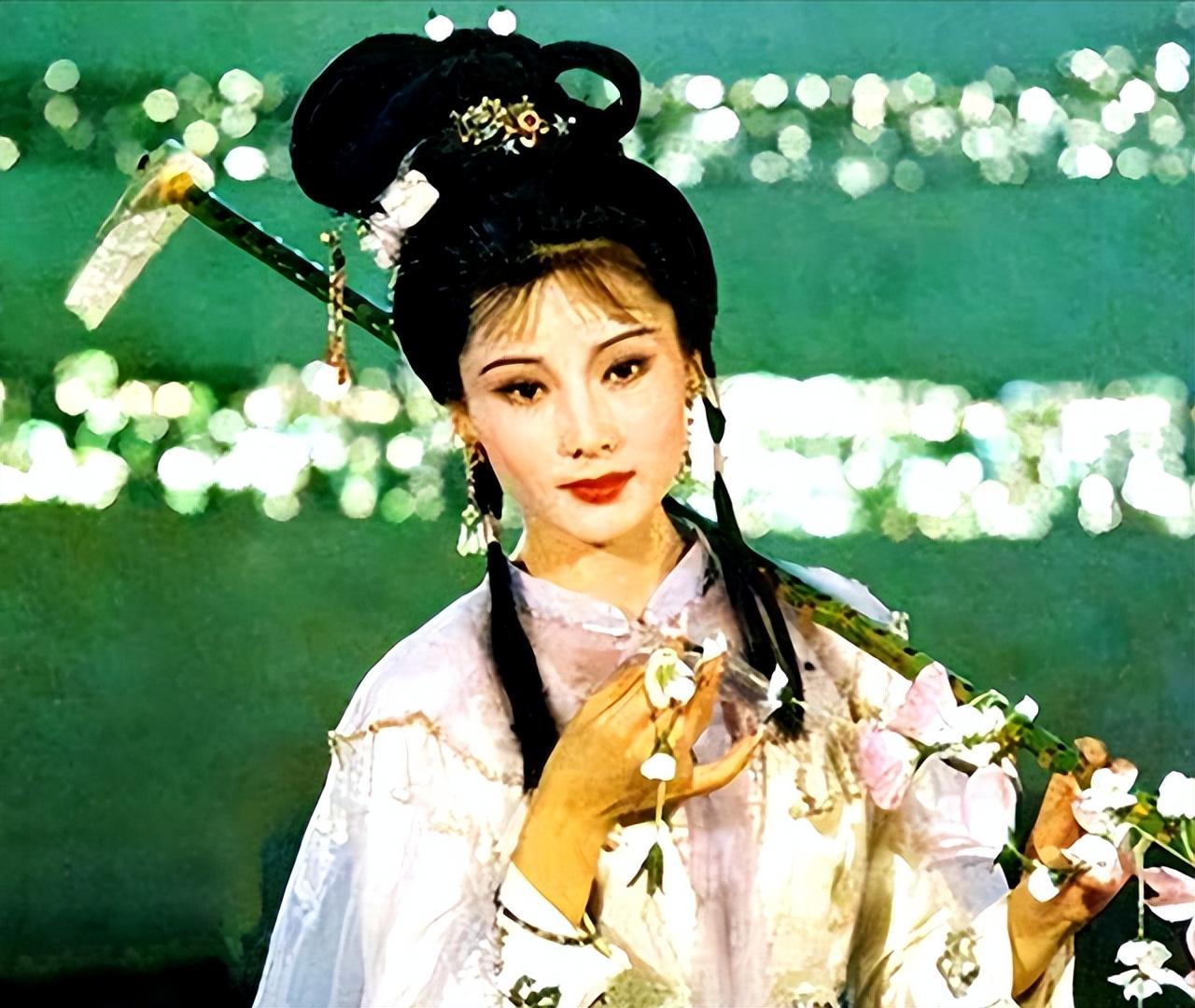 回顾何赛飞长相美无人敢追父亲为她终身不娶她的魅力多大