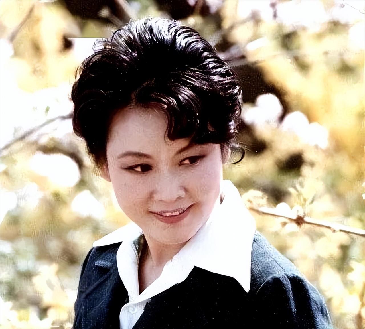 回顾李谷一初婚嫁给恩师二婚嫁给粉丝79岁两任丈夫已离世