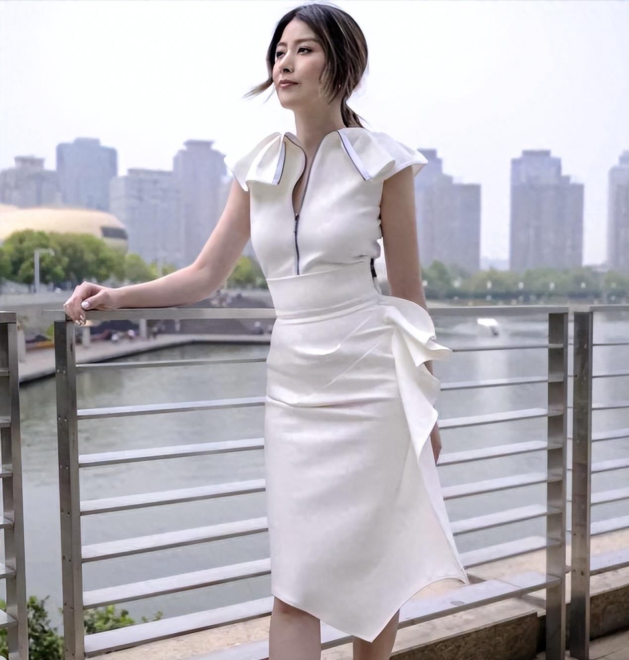 回顾陈慧琳出道25年无绯闻40岁高龄为初恋生子51岁容颜依旧