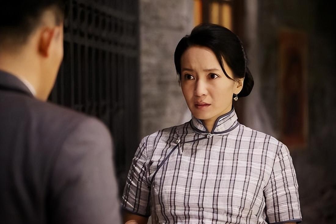 回顾演员胡小庭母亲瘫痪父亲截肢双亲离世后丈夫将她宠成宝