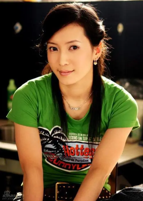 回顾演员胡小庭母亲瘫痪父亲截肢双亲离世后丈夫将她宠成宝