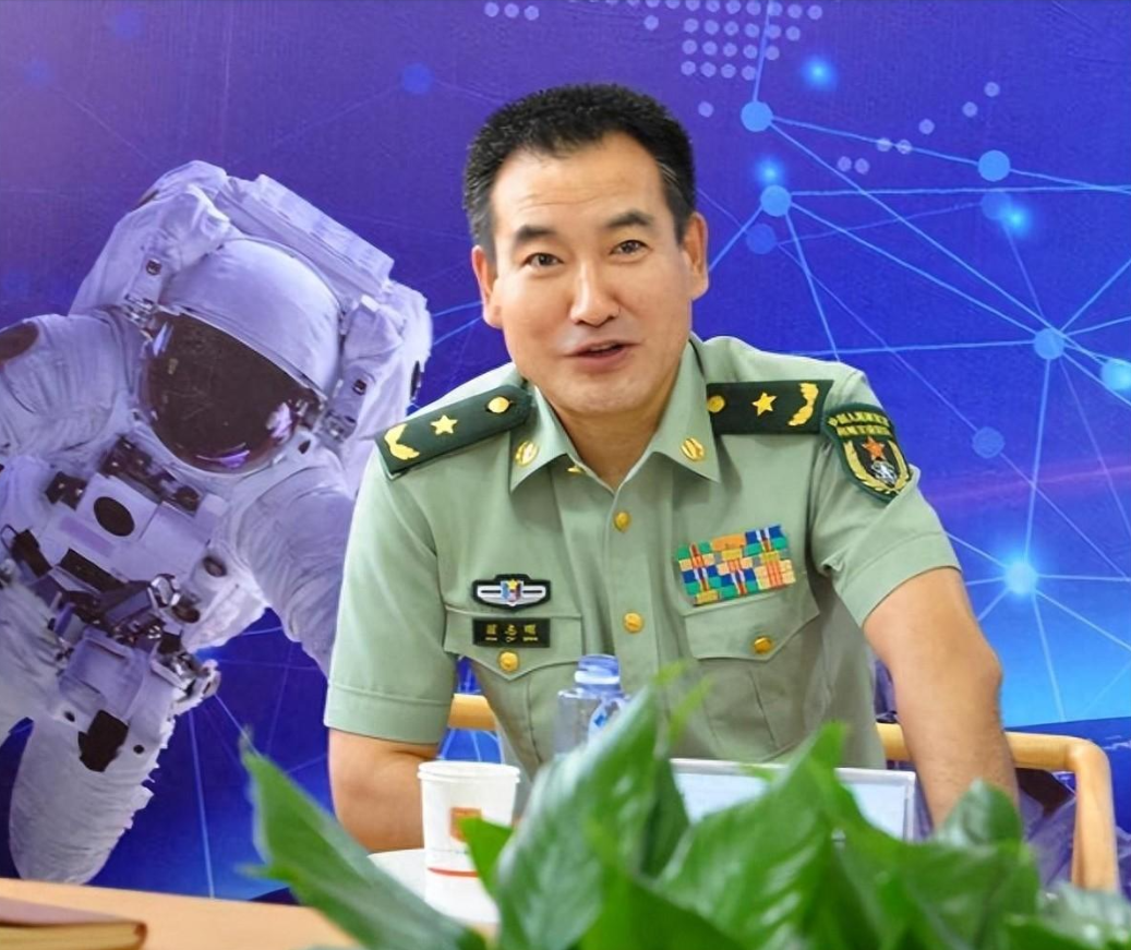 回顾翟志刚结束任务回家探亲赶上母亲葬礼抱着骨灰盒痛哭