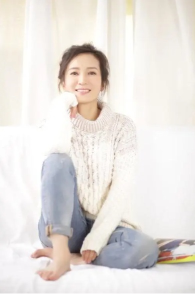 回顾演员胡小庭母亲瘫痪父亲截肢双亲离世后丈夫将她宠成宝