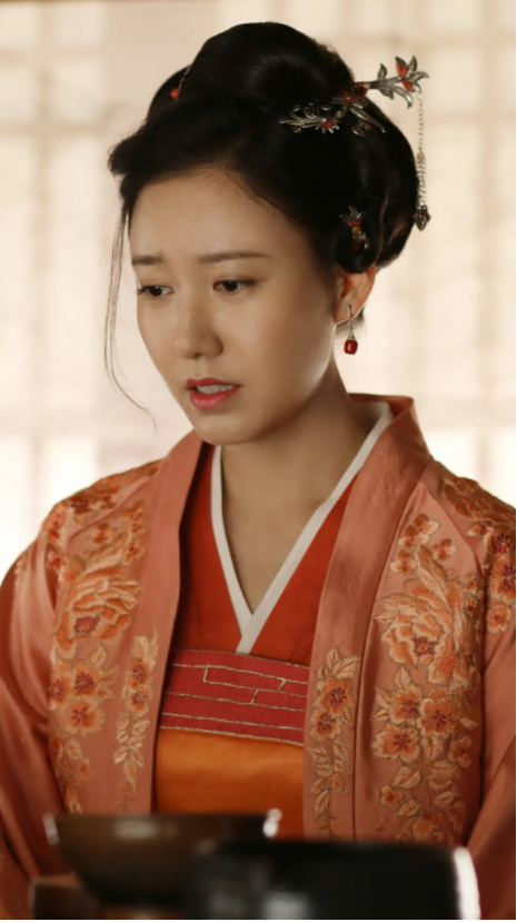 回顾演员高露低调嫁圈外丈夫生一儿一女40岁越活越有少女感