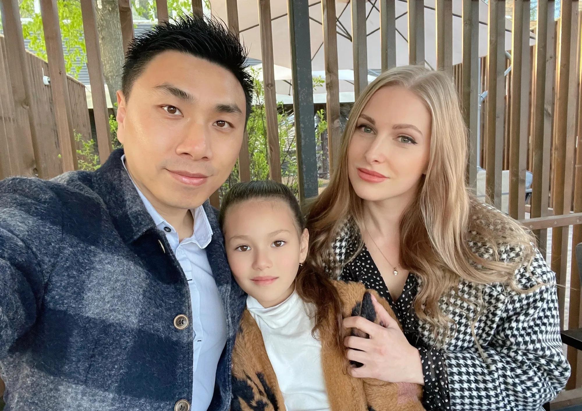 如今的梅爱偲,因为家庭,事业均已上了正轨,所以过得十分悠闲.