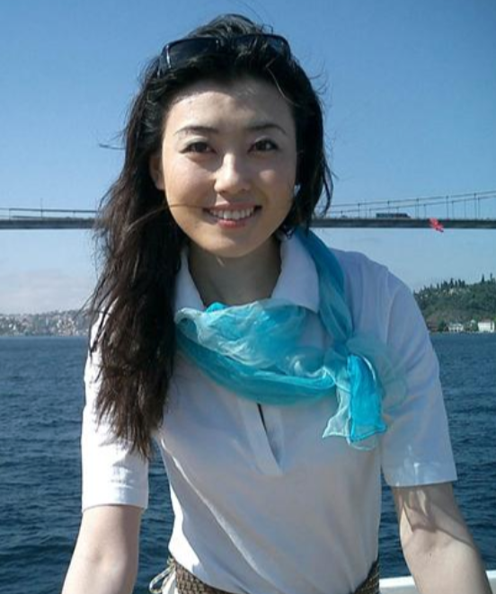 回顾主持人李红14岁辍学18岁逃婚如今44岁风光背后有泪水