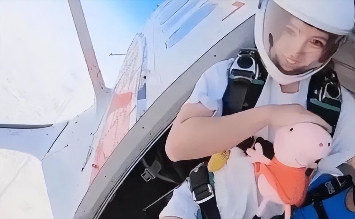 回顾女孩翼装飞行去世救命降落伞没打开空中露出奇怪的微笑