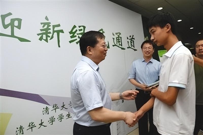 回顾靠捡破烂为生高考744分让清华校长跑家里的庞众望今怎样