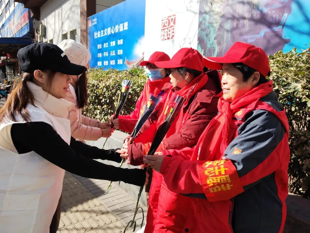 将最美的节日祝福送给我们的"西城大妈"们