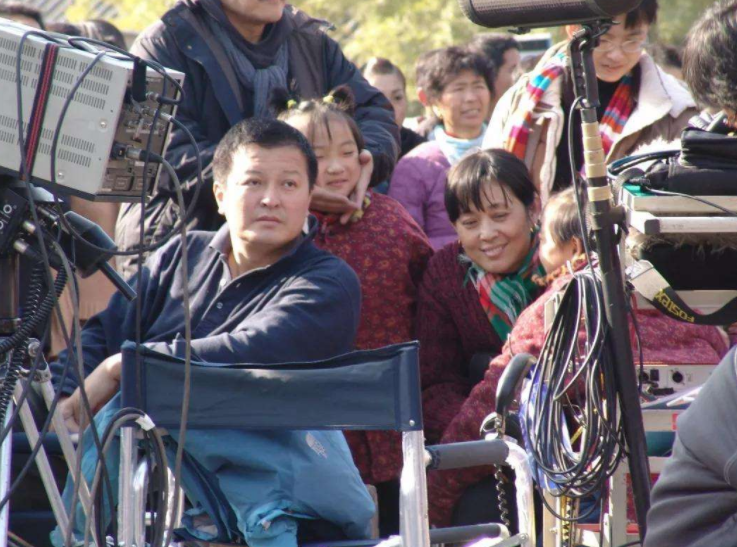 杨亚洲的生活很忙碌,一边工作,一边要到各地去联系医生,为儿子排号.