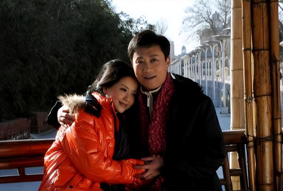 耿为华把妻子和女儿当成了宝贝,几乎就是放在嘴里怕化了,捧在手里怕摔