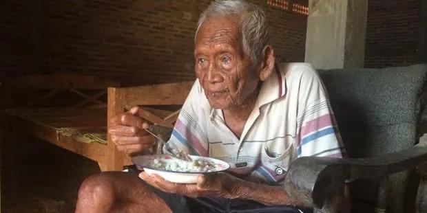 回顾印尼146岁长寿老人烟不离手绝食去世他说孤独比死亡可怕