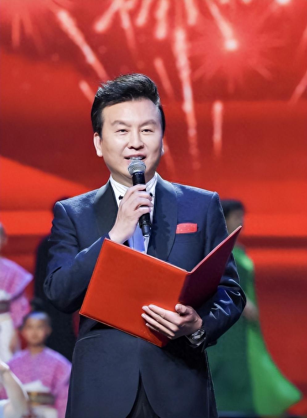 回顾央视主持人张泽群55岁老来得子乐开花妻子身份是个谜