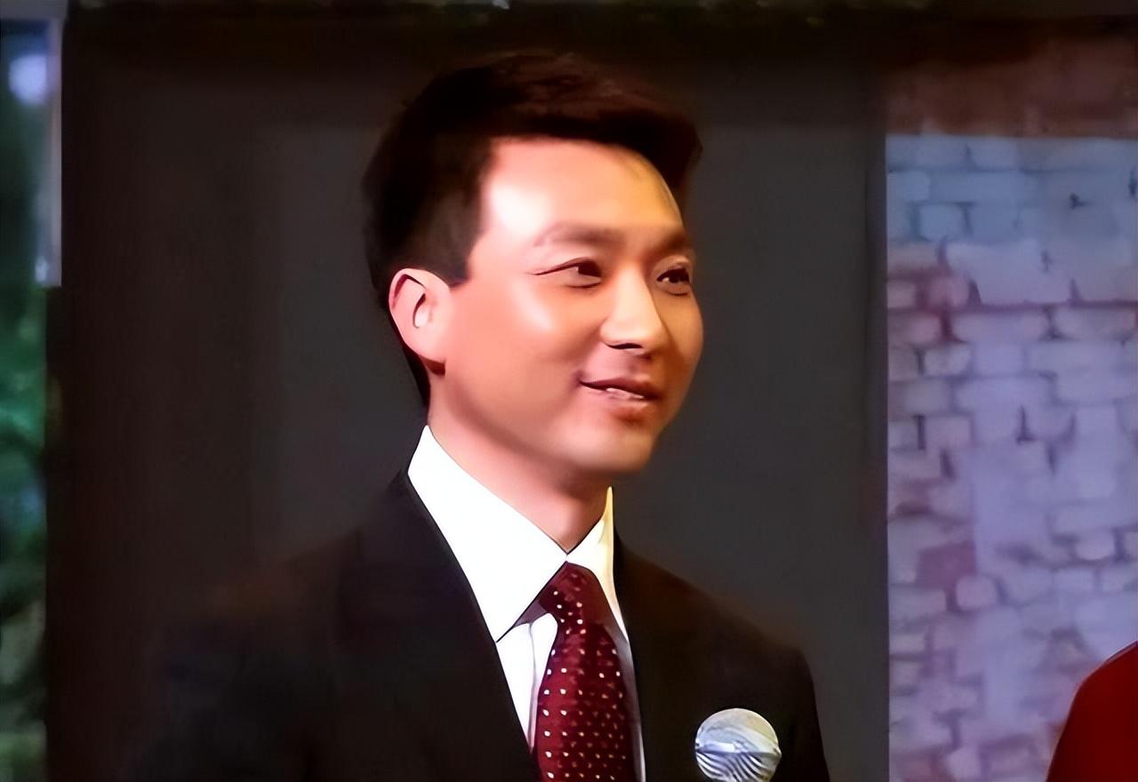 回顾康辉29岁娶初恋结婚25年无子对妻子恩爱有加