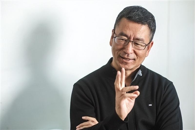 回顾白岩松被病痛折磨暴瘦50斤睡34个小时数次想自杀