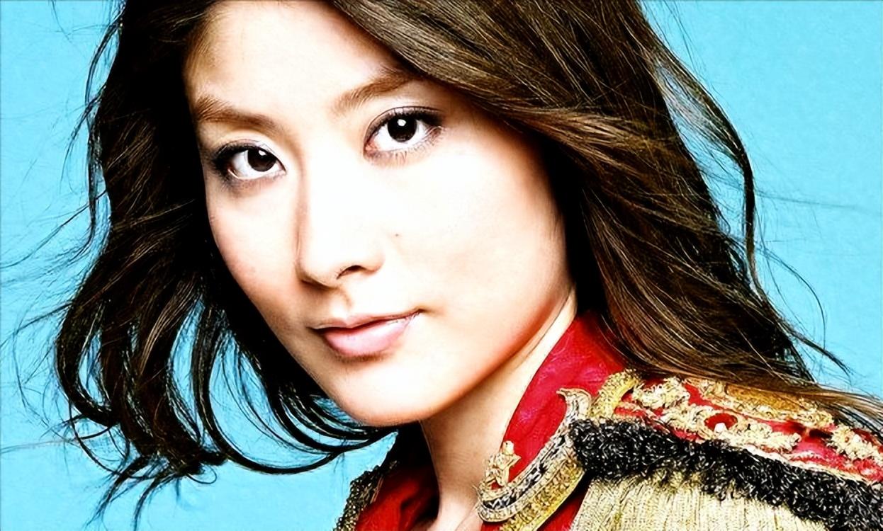 回顾陈慧琳出道25年无绯闻40岁高龄为初恋生子51岁容颜依旧