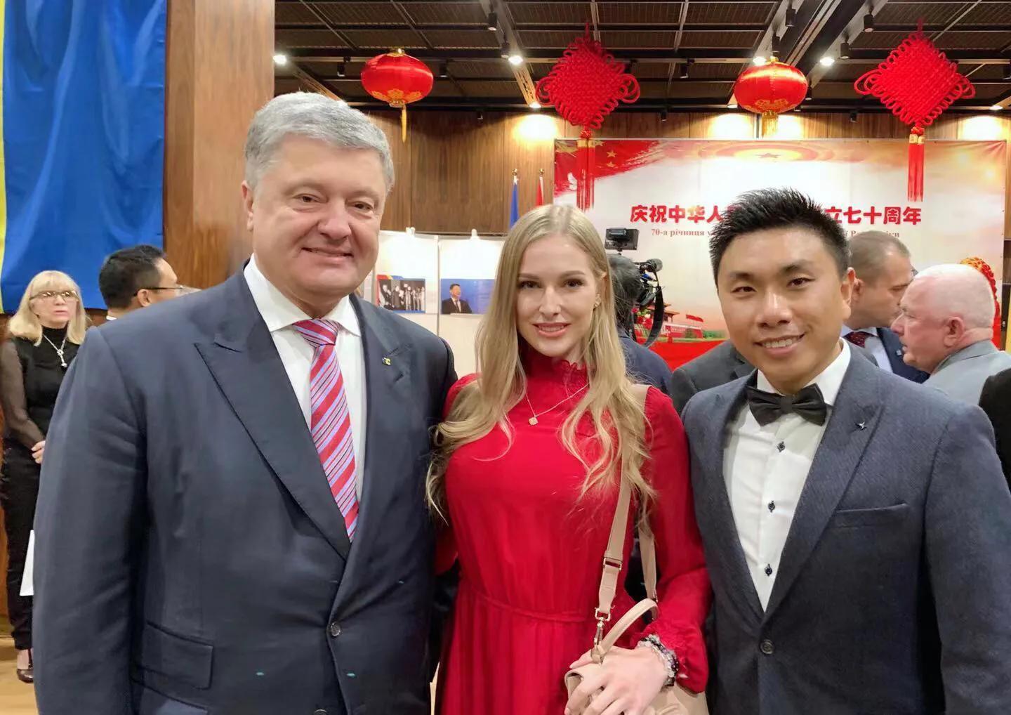 如今的梅爱偲,因为家庭,事业均已上了正轨,所以过得十分悠闲.