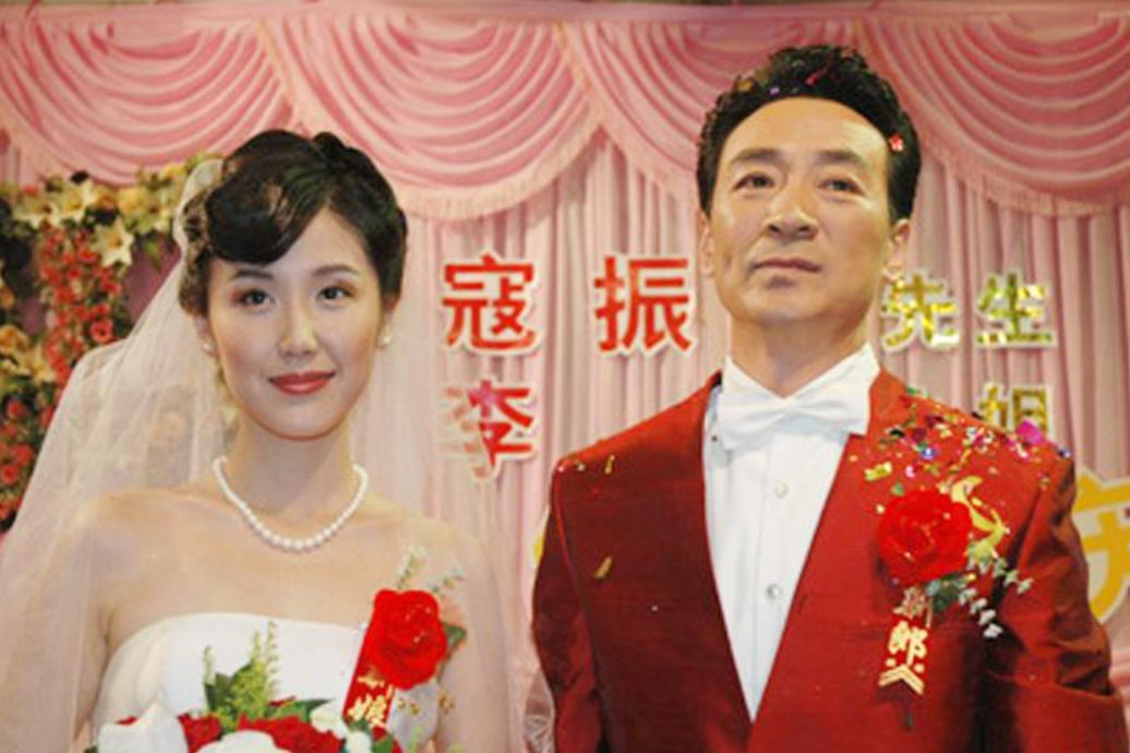 回顾李婷嫁给大21岁的寇振海为54岁的他生儿子和继女成闺蜜