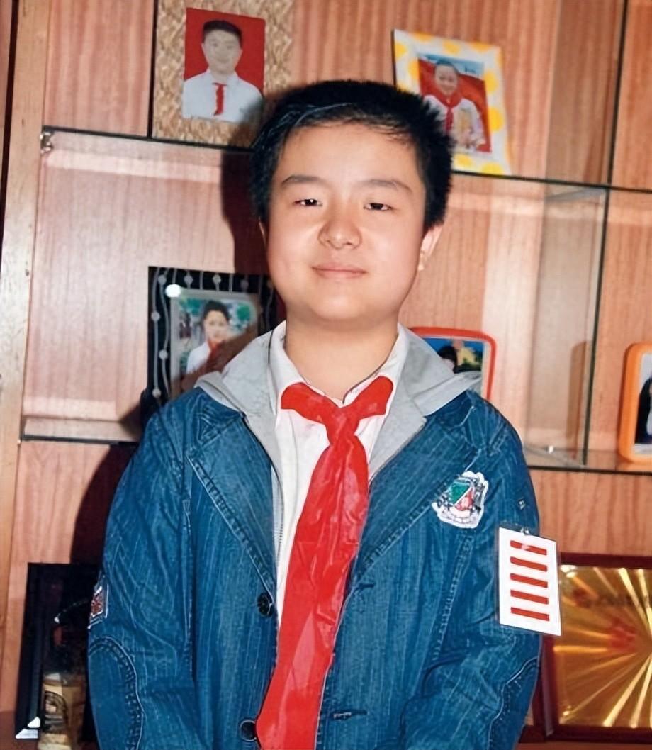 五道杠小学生曾因一脸官相而走红如今状态却令人惋惜