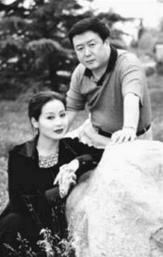 回顾田歌和尤小刚离婚28年后与妹妹田岷约定不婚陪伴母亲到老