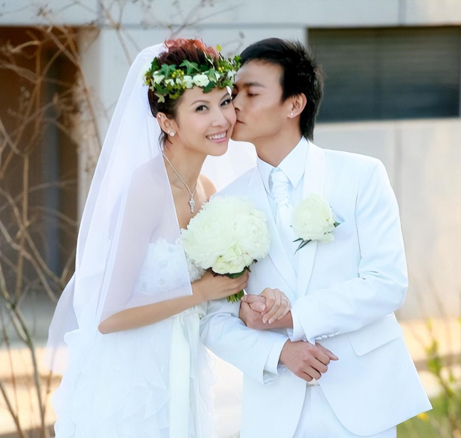 回顾蔡少芬嫁小丈夫张晋婚后连生三胎一家五口蜗居80㎡公寓