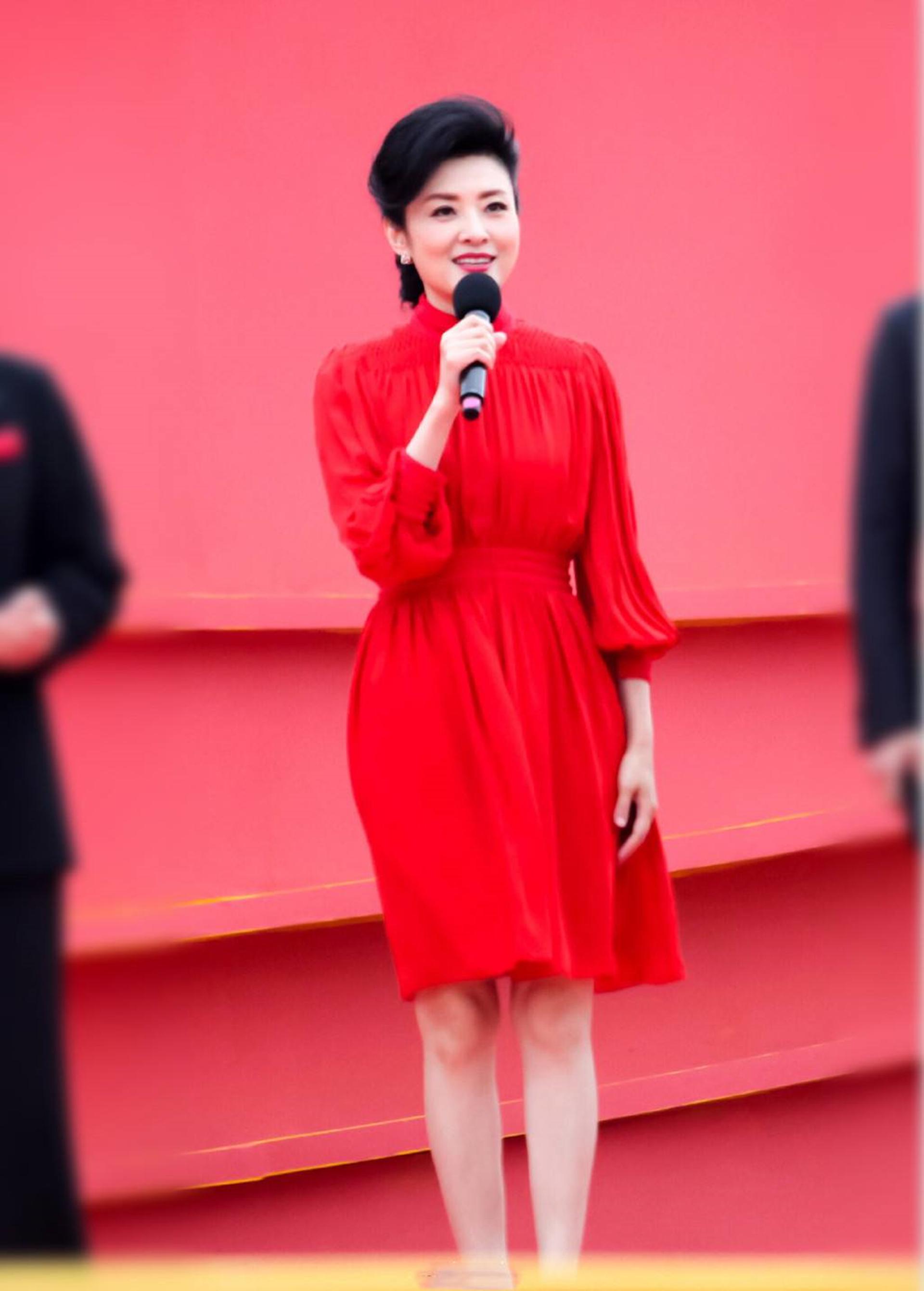 回顾央视主持人周涛离婚后再嫁百亿富豪如今她后悔了吗