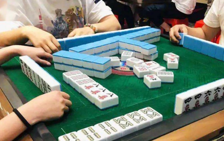 2017年湖北一夫妻离婚6年妻子得知前夫突然暴富上门要分100万