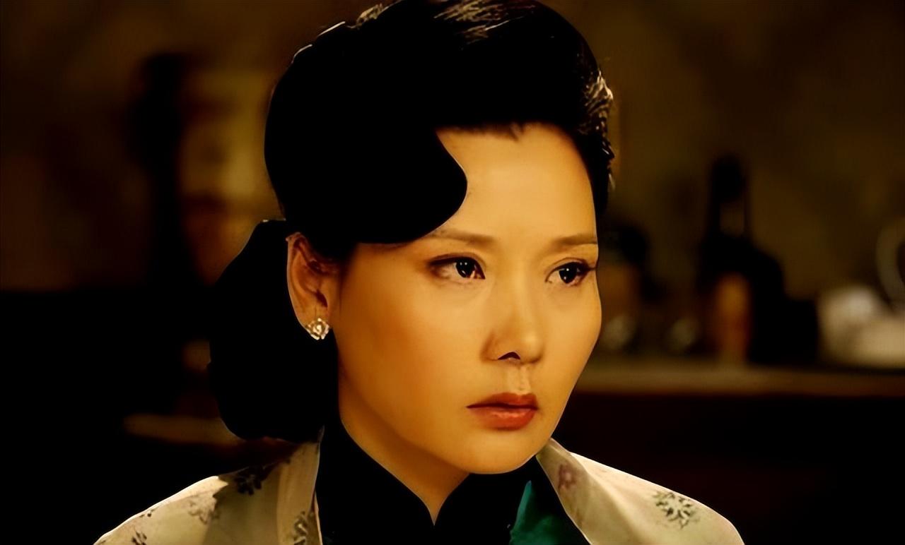 回顾何赛飞长相美无人敢追父亲为她终身不娶她的魅力多大