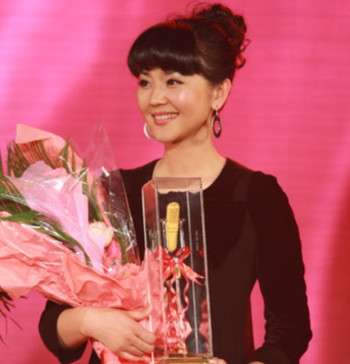 2003年,方琼和杨扬结婚了,这一年里她已经28岁,早就到了生子的年龄.