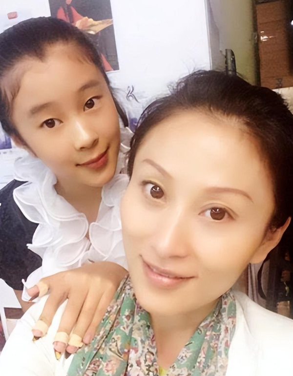 回顾杨子母亲刘丽芹前儿媳陶虹太强势黄圣依是她心中完美儿媳