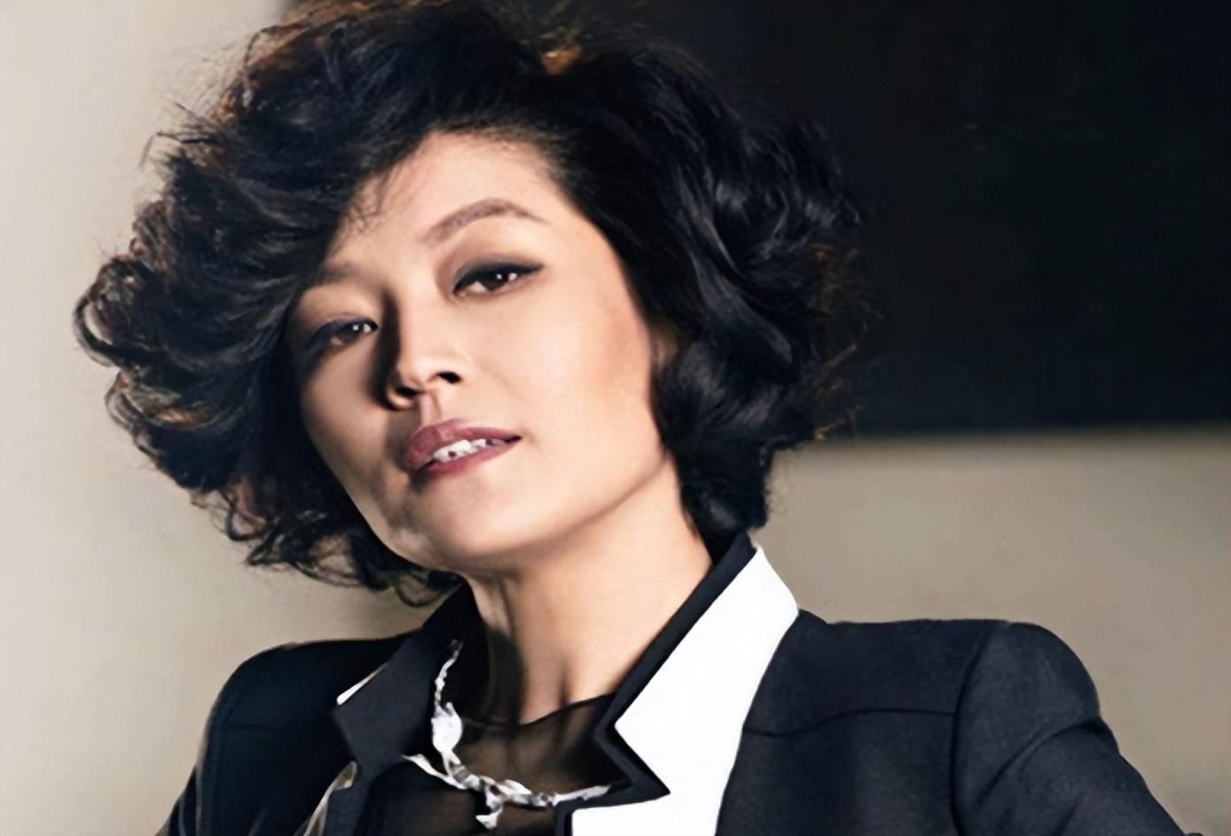 回顾李咏的妻子哈文丈夫病逝后坚持不改嫁还定期给公婆生活费