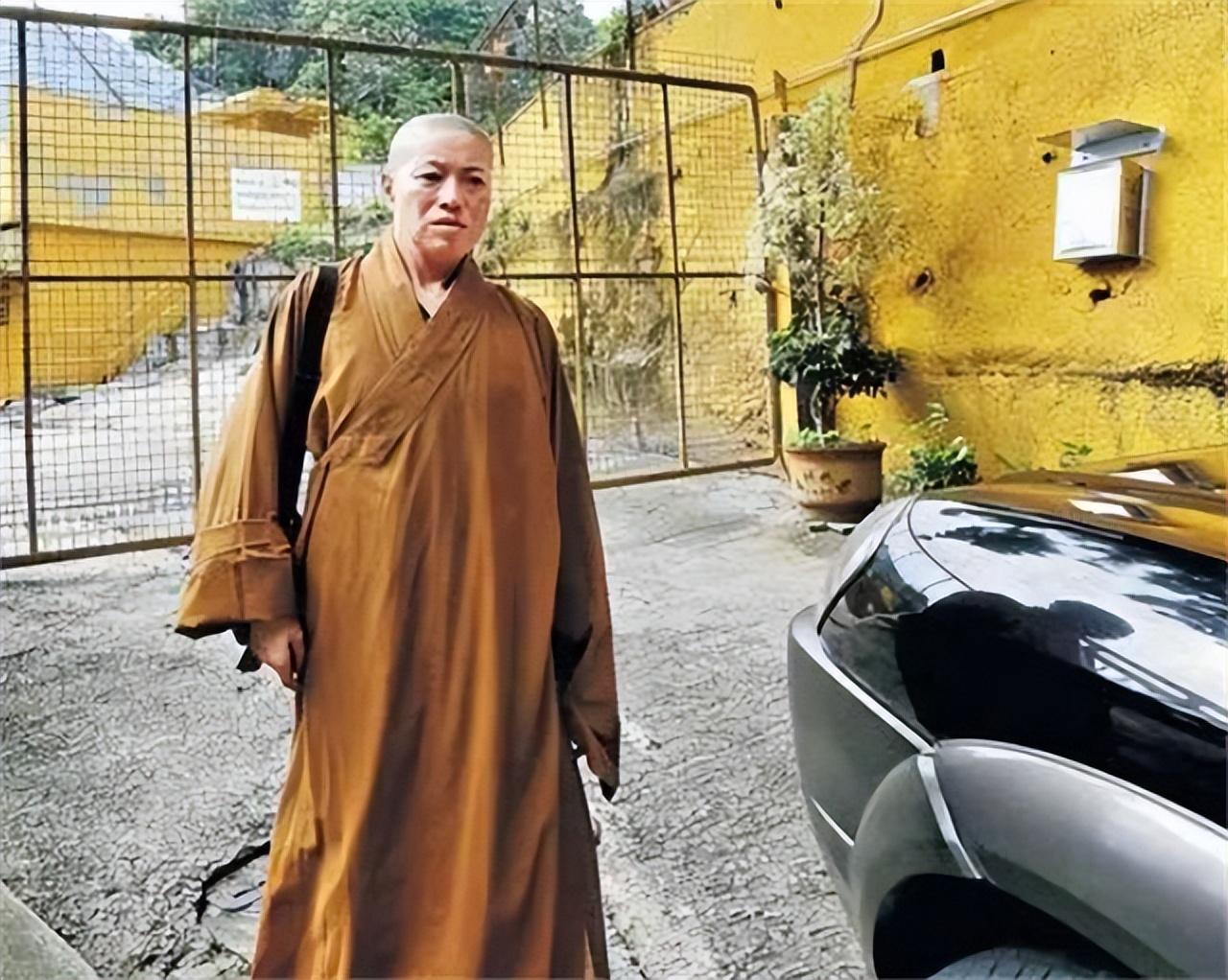 纪实香港女住持释智定2次嫁和尚住别墅还在僧袍里穿黑丝