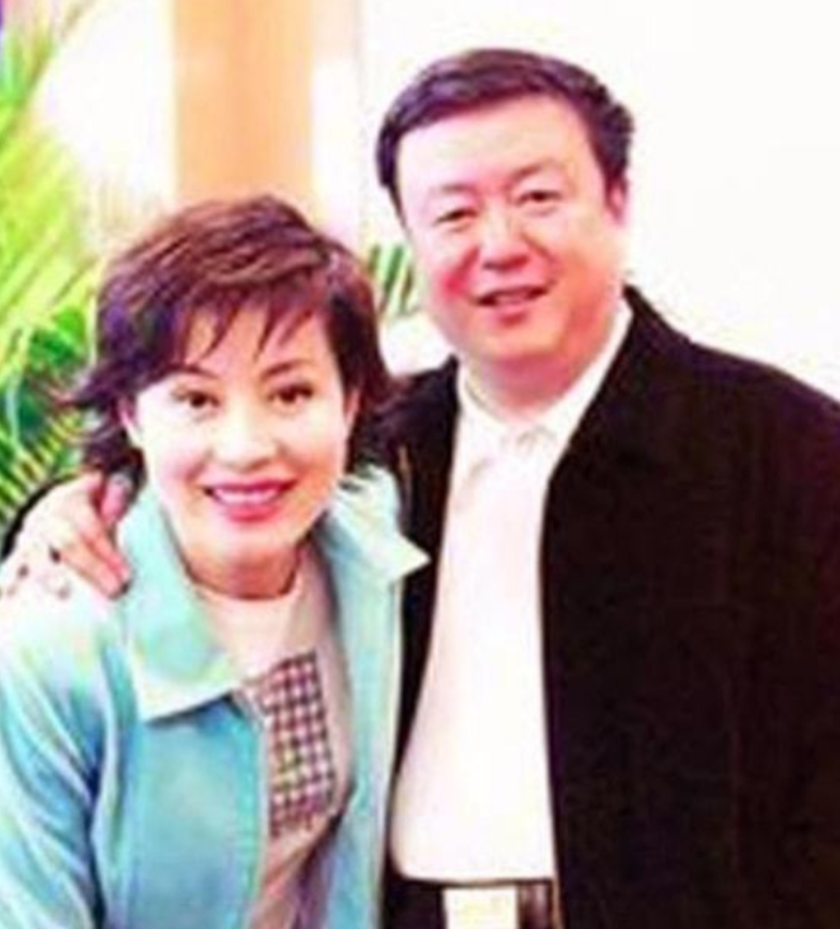 看着离婚协议尤小刚很后悔,他向田歌道歉:"只要不离