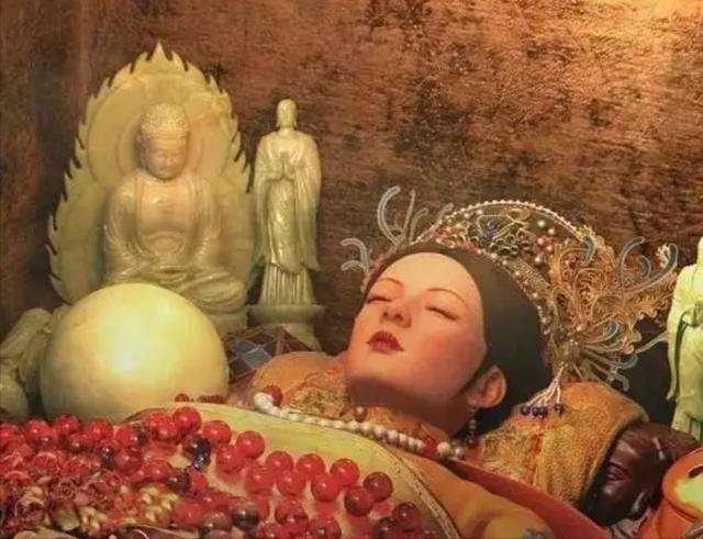 1972年内蒙发现清代女子大墓尸身穿龙袍240年不腐她是谁