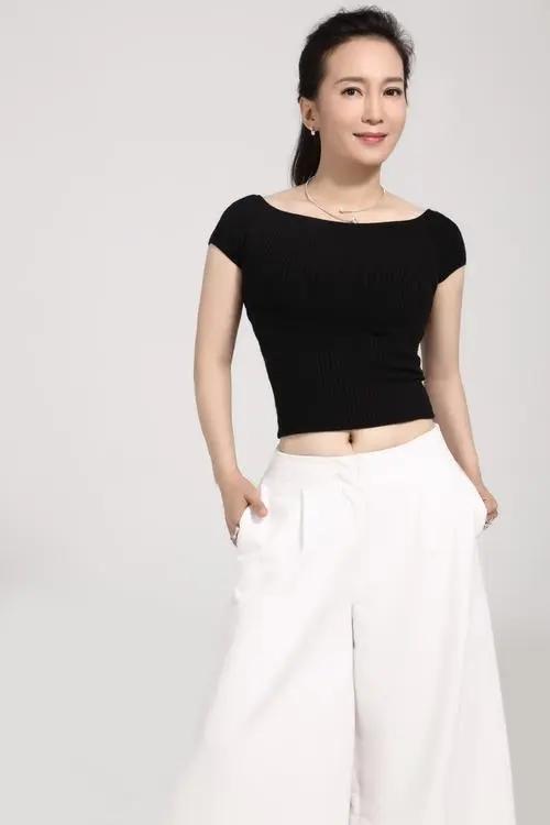 回顾演员胡小庭母亲瘫痪父亲截肢双亲离世后丈夫将她宠成宝