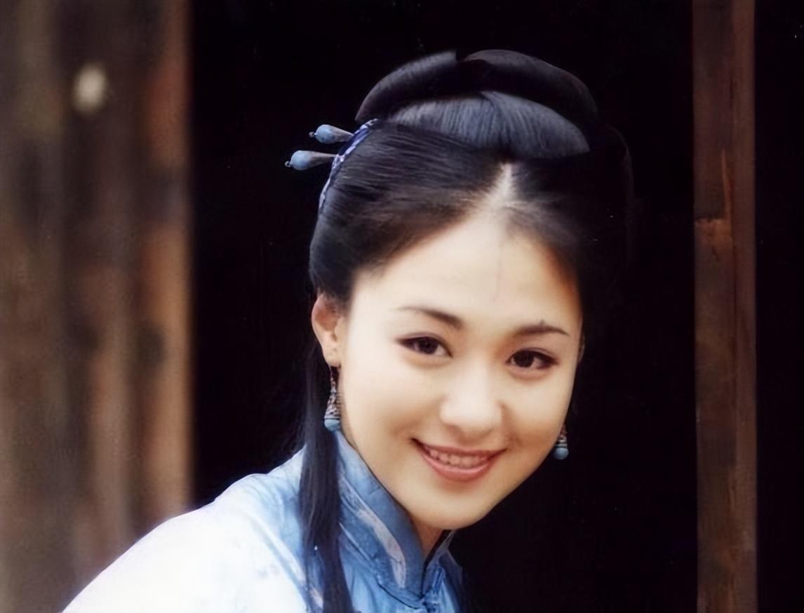 名唤赵燕,在出道后,因为撞上了《还珠格格》,被赵薇的粉丝说是蹭热度