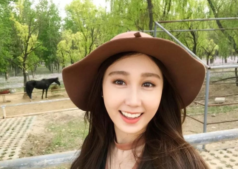 回顾水亦诗:14岁父母离异,25岁进央视工作,如今将继母当闺蜜