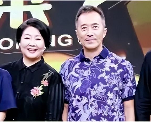 回顾演员郑晓宁49岁再婚娶娇妻50岁当爸爸不敢认老努力赚钱