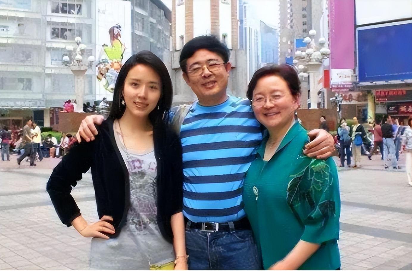 回顾演员颜丹晨嫁小4岁同行44岁高龄生子如今幸福美满