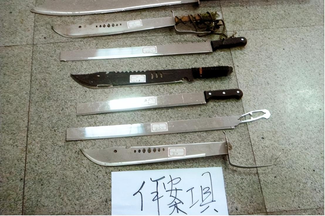 回顾19岁少年杀人后消失,警方苦寻20年,方知他藏在"最安全的地方"