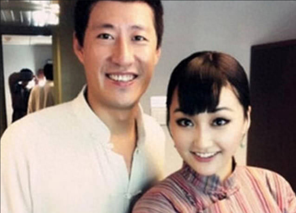 回顾于震二婚娶小13岁娇妻婚后生三胎如今一家五口其乐融融