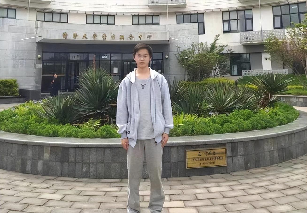 回顾搬砖小伙林万东高考713分被嘲考上清华也没用现在咋样