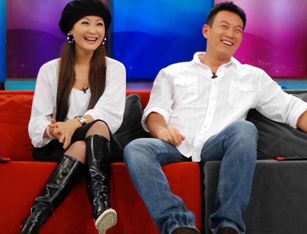 回顾王小骞嫁谭江海丁克愁坏婆婆41岁意外得子全家乐开怀